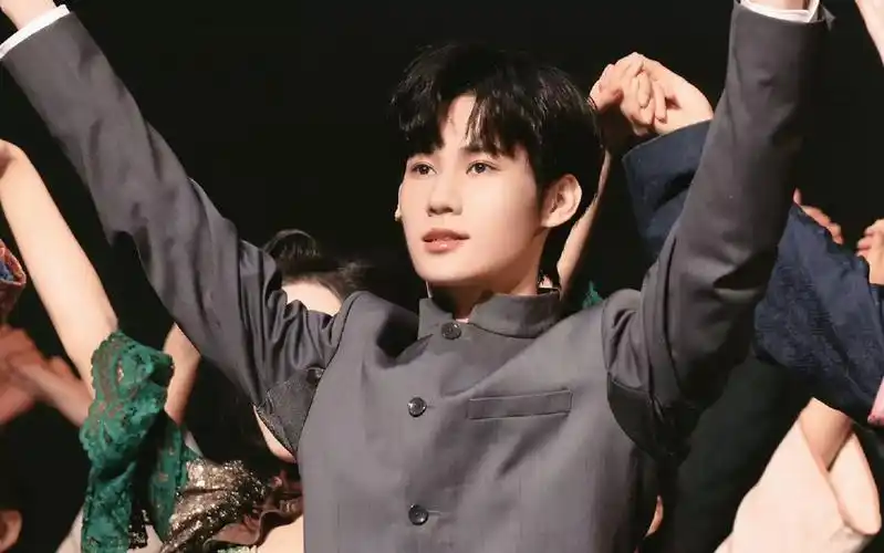 张真源音乐剧 家 结束后场内挥动的大旗喊的口号太好哭了 追星女的爱