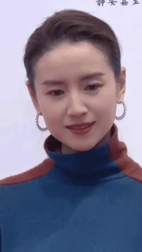 难怪于正说《如懿传》只董洁一个能打的,纪录片里,她美得好出众