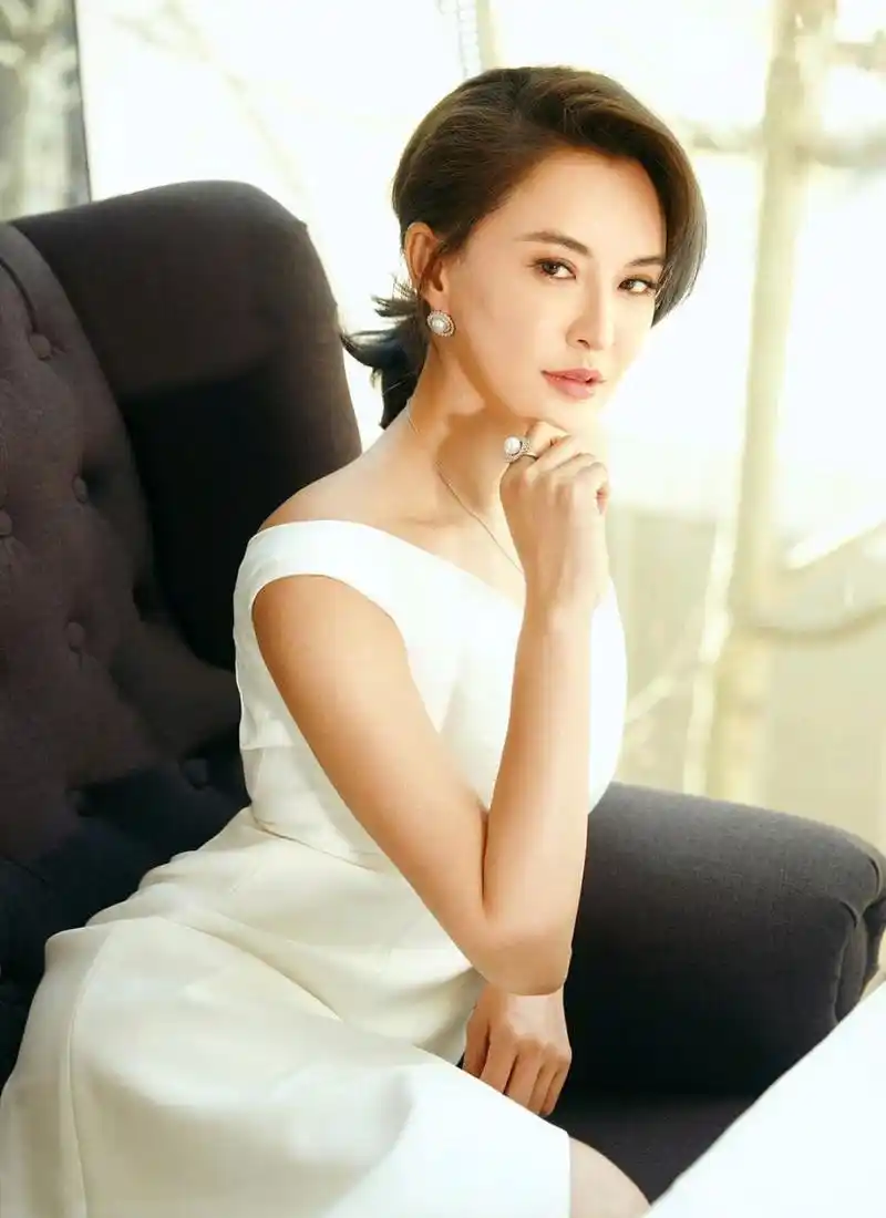 莫小棋:端庄大气,高挑的身材美极了!