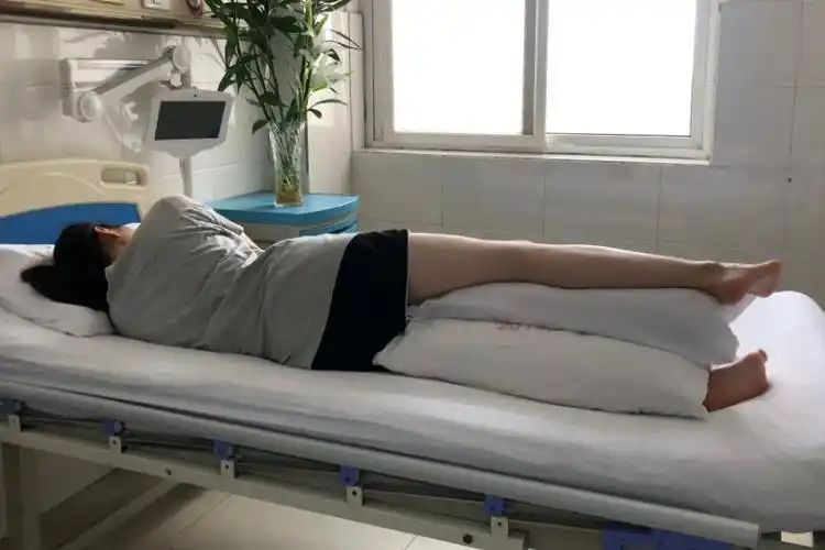 2,侧卧位侧卧位,即侧睡,侧睡时下肢应曲屈,以消除腰部的后伸,减轻腰椎