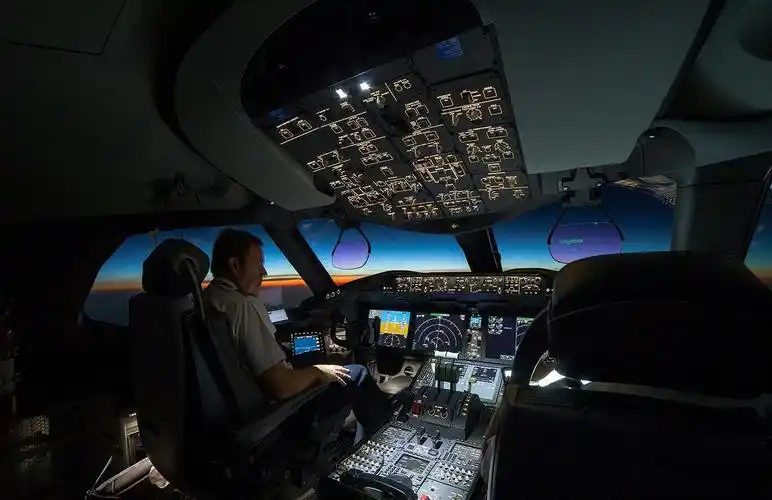 你们谁有民航客机驾驶舱的全图啊