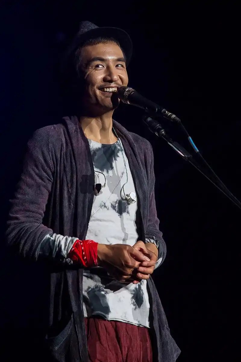 两年多乐队没有赚到钱,之前上综艺,朴树很早就公开承认自己很缺钱,来