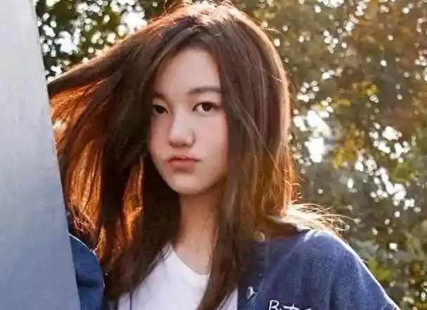 李嫣兔唇消失,整容美出新高度,17岁走性感路线_气质_李亚鹏_公主