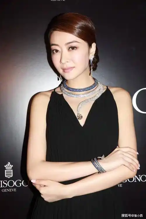 熊黛林穿黑色连衣裙出席活动,超模气场高级惊艳,好有阔太气质