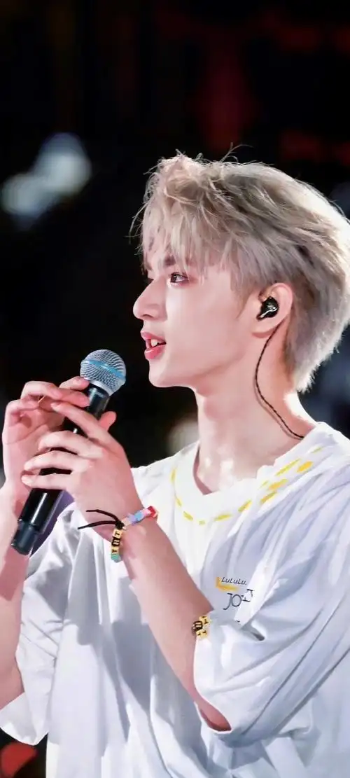 大帅哥刘耀文氛围感壁纸太爱啦!