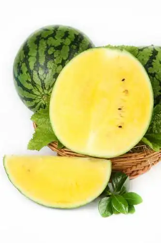 白底上放着切开的黄心西瓜