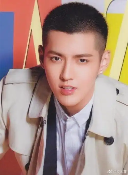 吴亦凡板寸头发型图片 你以为吴亦凡只靠板寸头来撩妹的吗表情包