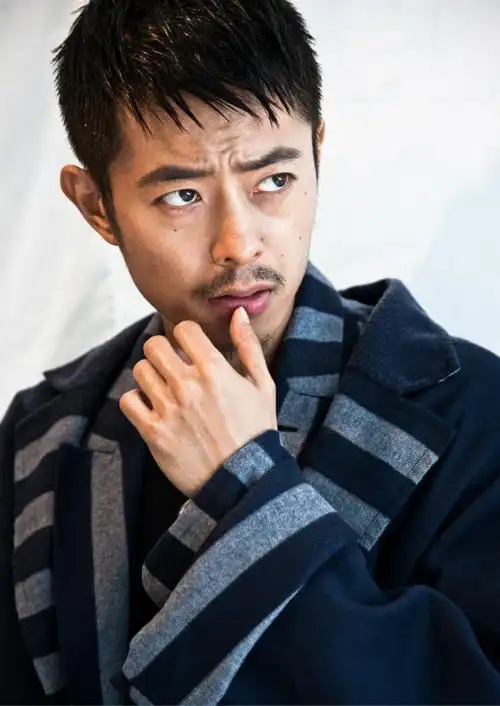 柳明明冬日写真曝光自由随性尽显雅痞风范