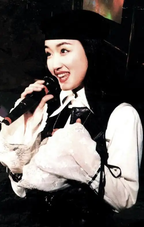 一组杨钰莹二十年前的罕见照片,清纯甜美无人可敌!