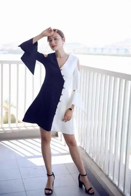 叶一茜气质出众身材佳穿拼接色连衣裙凹凸有致一点不像两娃妈