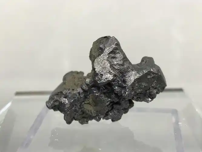 ⑦螺硫银矿 ags2,银灰色,为主要冶银矿物 完整 山西