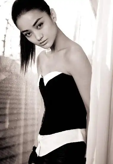 组图:"晚秋"朱杰黑白写真展露"狠"气质