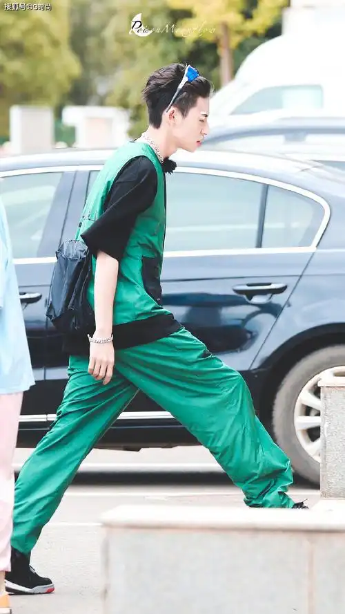 小鬼王琳凯身穿绿色马甲内搭黑色t恤潮酷有范儿