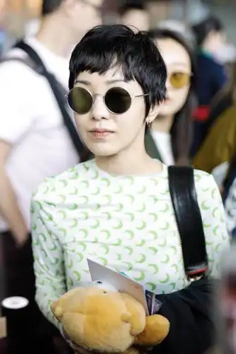 清新!郭采洁利落短发配印花上衣清爽养眼