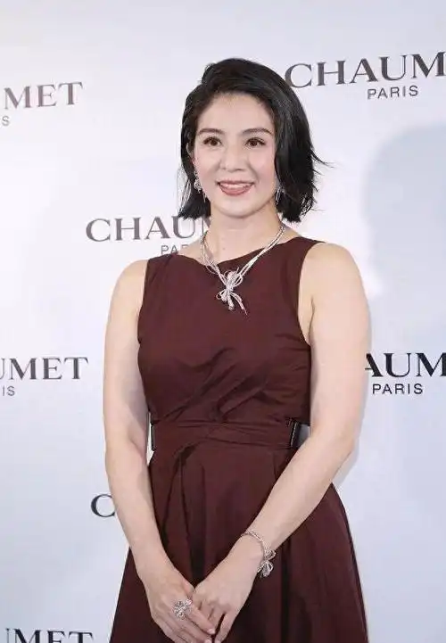 杨采妮胖了还挺好看面部皱纹都淡了穿无袖裙不惧露麒麟臂