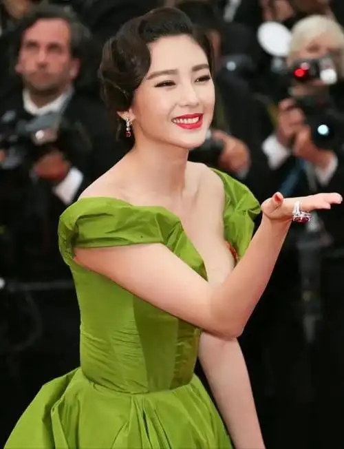 张雨绮是一位在圈内非常耿直的女星,当年因出演了星爷的的电影