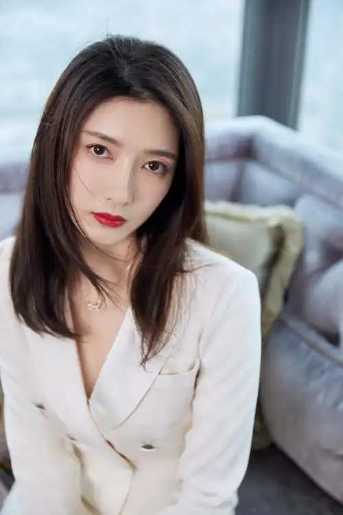 江疏影一字带高跟鞋造型合集