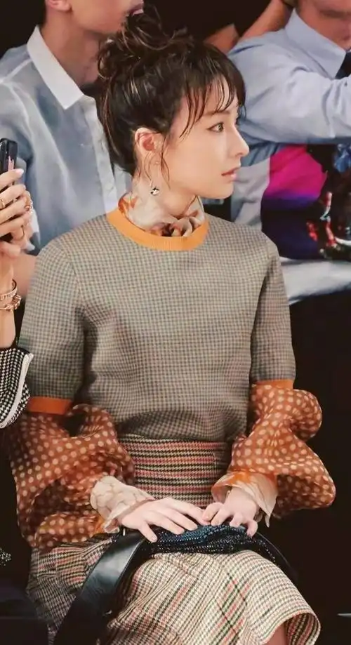 吴昕现身米兰时装周一身燕麦色的温暖穿搭侧脸像极奥黛丽赫本