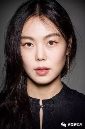 韩国女星金敏喜,五官平平整体却妖媚风情.