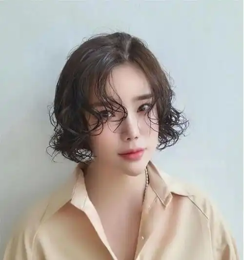 短卷发发型图片(15款最火短发送给大家)
