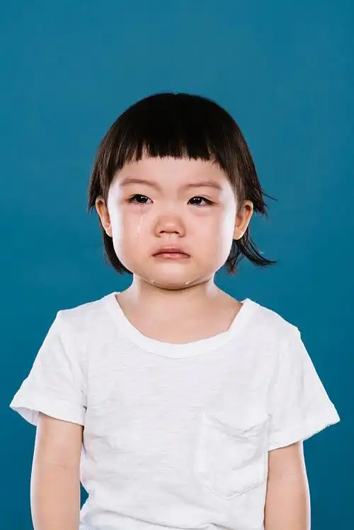 哭泣的小女孩