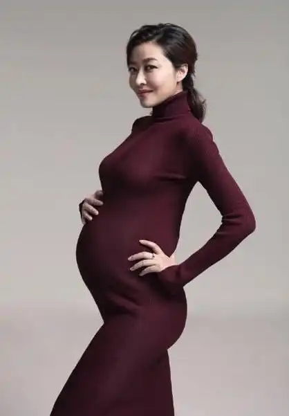 蒋勤勤孕肚有五个月吧,看着肚子形状网友纷纷猜测是女孩