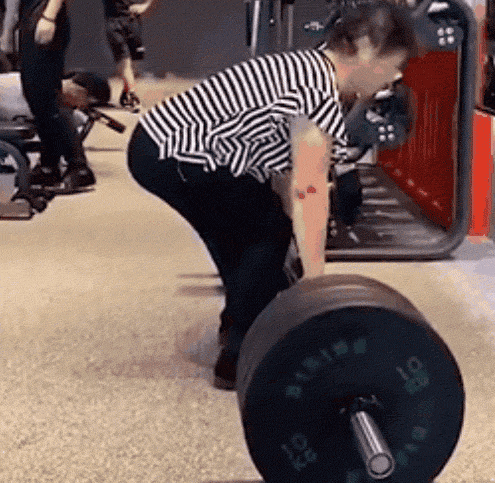 不要小看健身房扫地僧保洁阿姨力量强壮抬起杠铃不是事