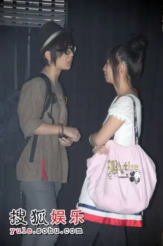 周笔畅露手背个性纹身 签约华谊无望逛夜店解闷