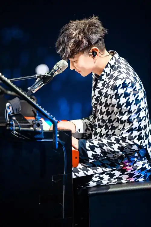 林俊杰圣所演唱会照片曝光jj面纱罩头造型雷人