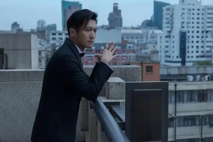 谢霆锋在演唱会中,把价值一套房的吉他摔坏,造就"疯狂演唱会"