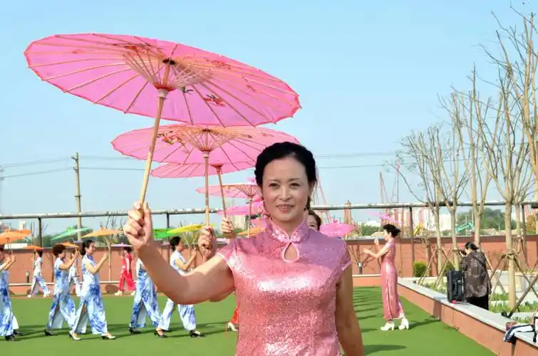 天津滨海新区汉沽老年大学模特表演班百人旗袍首秀 - 美篇