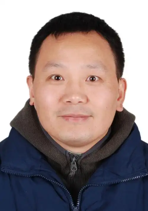 哪位高手帮忙把我这个照片p成1寸的蓝底正装照,公司要用,谢谢～_百度