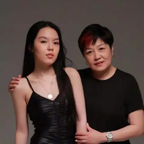 20岁的法图麦对比儿时的照片,简直是女大十八变,她长着一张高级脸