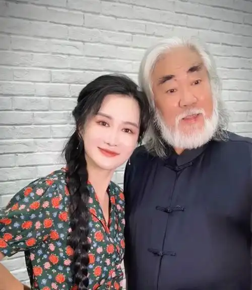 张纪中的第一任妻子王玎,两人是在山西插队时相识相恋的.