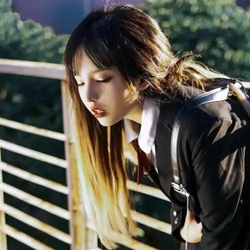 黄昏下清纯女生头像