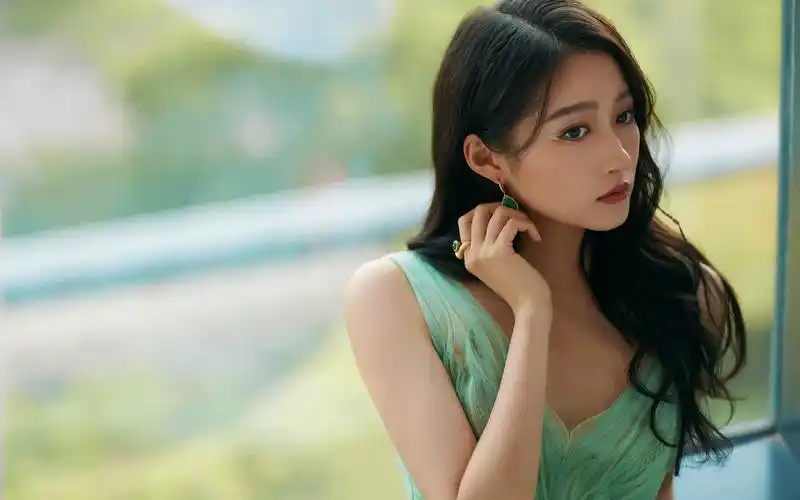 关晓彤流光尾眼线桌面壁纸