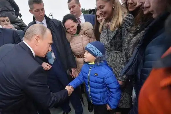 4岁男孩儿问普京我想当总统可以吗普京回答很有趣