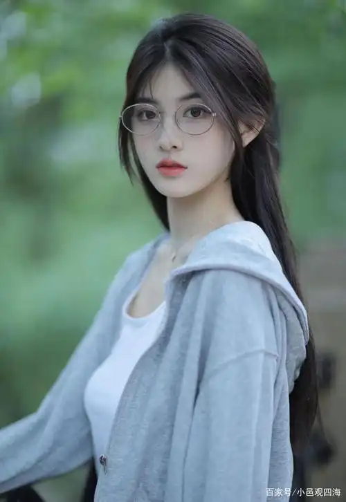 校花美女圆框眼镜恬静写真