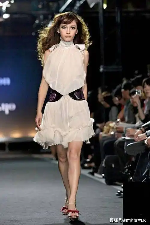 网友:满身的风尘味,黄晓明见过吗?_连衣裙_身高_黑色