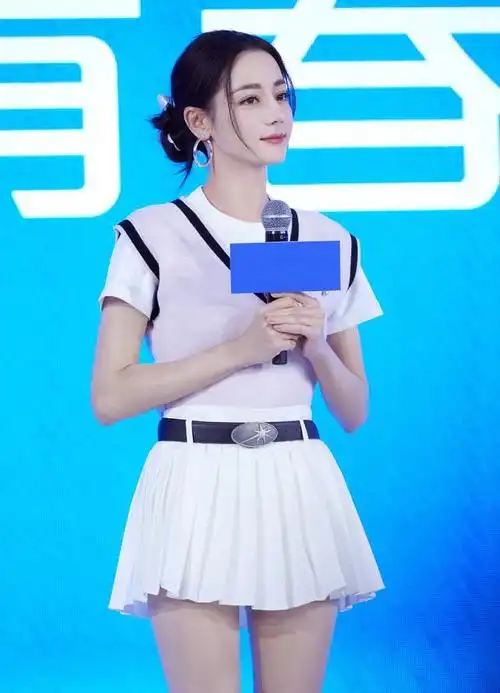 迪丽热巴身穿学院风百褶裙,细腰纤腿妩媚动人,怀孕传闻不攻自破