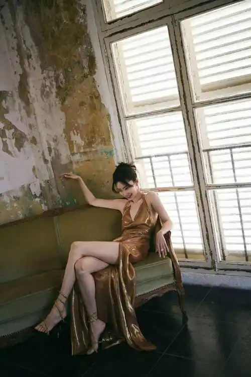 张小斐金色吊带裙,展现完美身材,性感美腿引爆眼球!_写真_照片_魅力