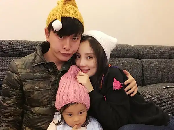 贾乃亮更博分享李小璐二胎喜讯,8个月后终露笑脸,网友:恭喜!