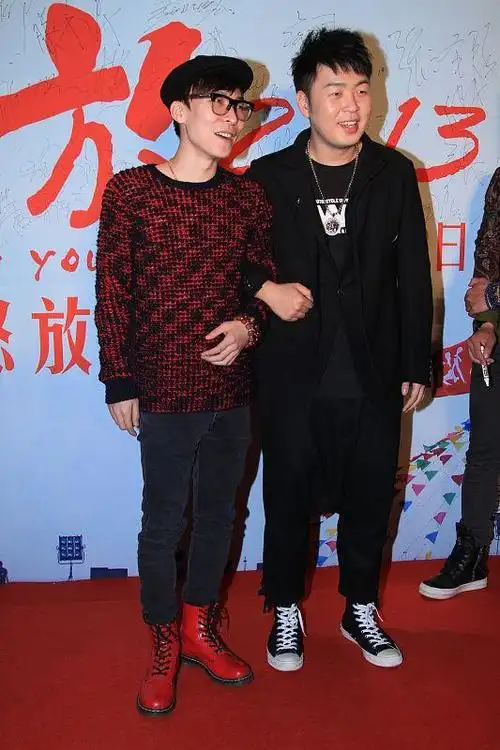 杜海涛私下穿搭挺潮一身蓝色穿搭好清爽就是发型有点呆