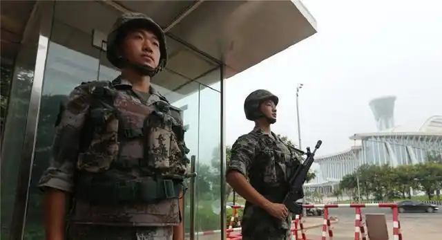 在发生了这样的惨剧以后,部队在安排军人站岗时,往往都会让两个人结伴