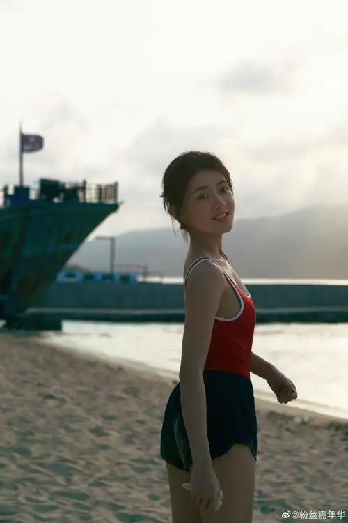 梁洁最新大片发布身穿吊带背心短裤的梁洁复古又迷人