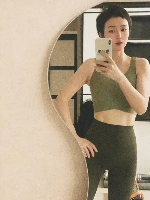 运动的时候要扎头发 扎不好还会飞出来几缕太烦躁当时就想着如果剪个