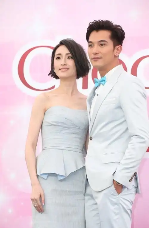 柯佳嬿抹胸裙配干练短发性感迷人 邱泽白色西装变白马王子帅气难挡