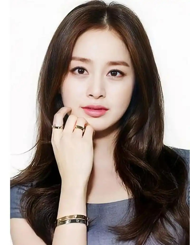 出生于1980年的金泰希,是一位拥有传统韩国美女特质的女性,大而清澈
