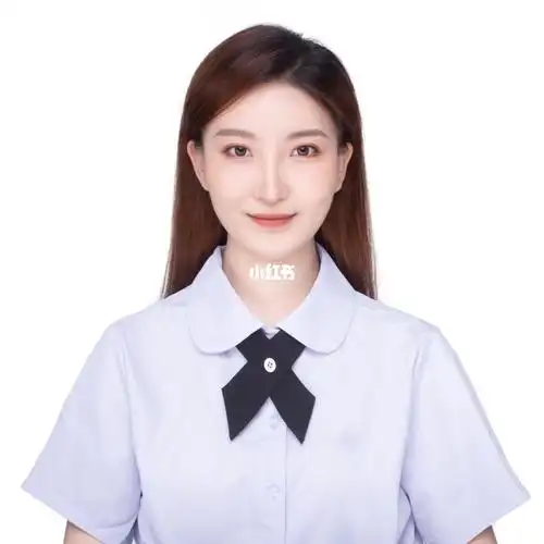 最近要用到证件照的地方有点多,发现上一次照证件照还是大学短发的