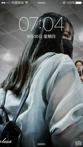 锁屏黑衣少侠徐子轩 主屏白衬衫戴萌 朋友圈封面七五折对视 真的是